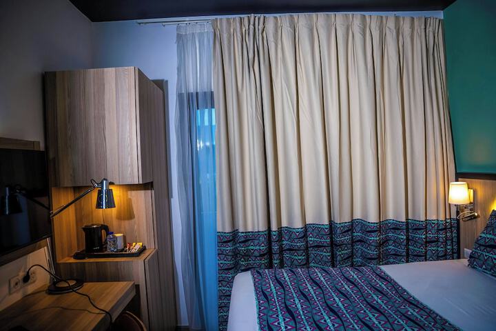 Room 34 of 100