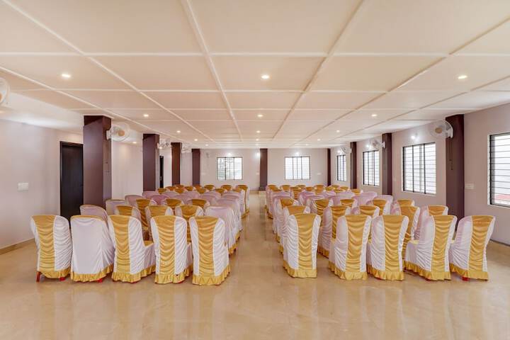 Ballroom/Hall 24 of 34