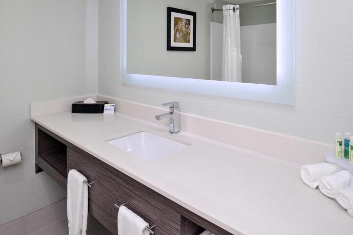 2 Queen Beds Standard Mobility Accessible Tub (1 of 9)