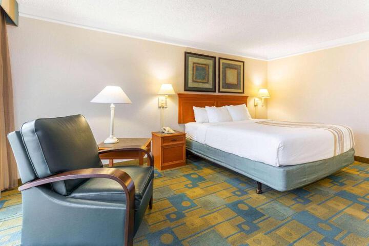 1 King Bed Deluxe Accessible Room Courtyard View (3 of 12)