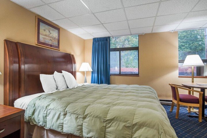 1 King Bed (3 of 6)