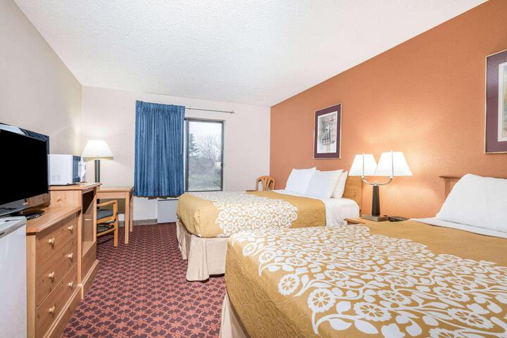 1 Queen Bed (6 of 17)