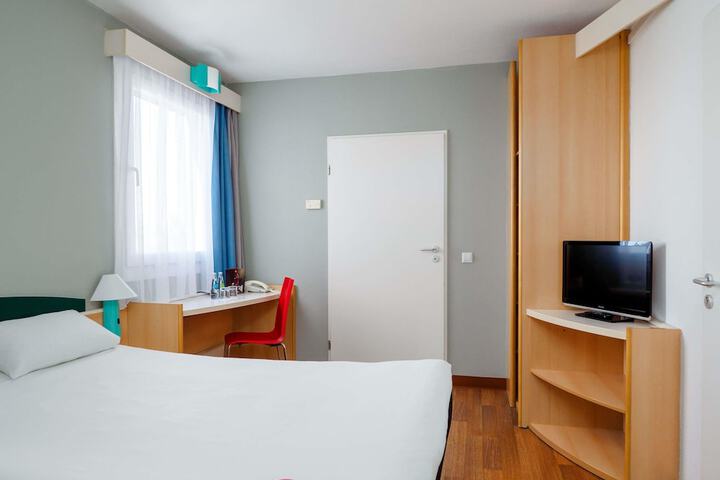 Room 13 of 77