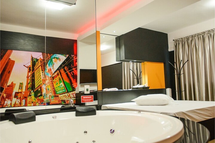 Room 13 of 16
