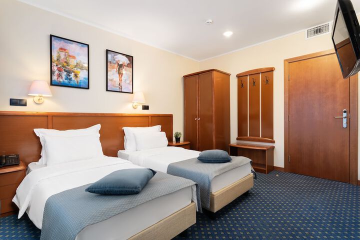 Room 14 of 28