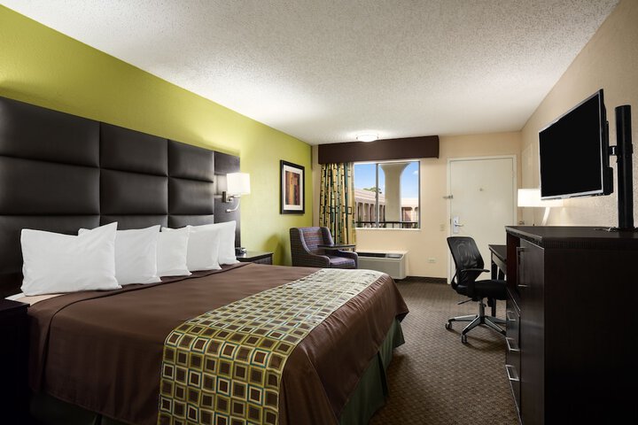 1 King Bed (6 of 9)