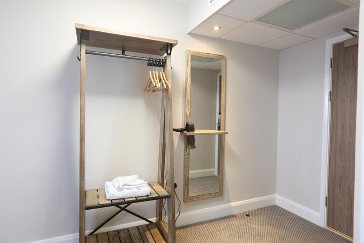 Room 7 of 28