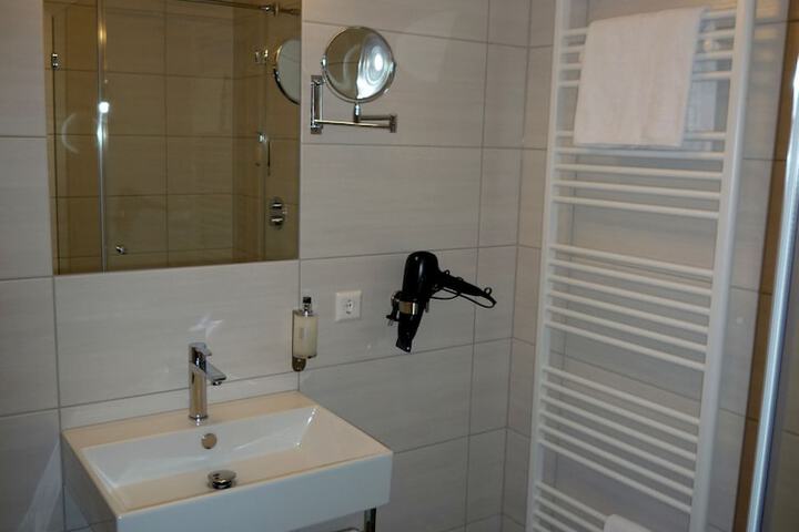 Room 16 of 28