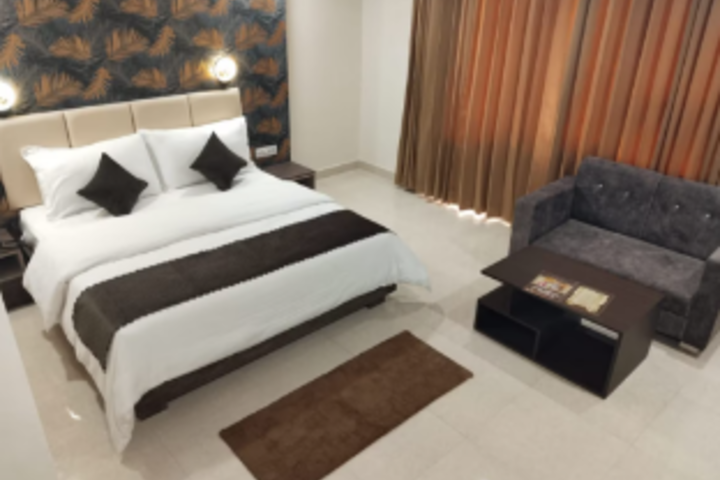 Room 6 of 8
