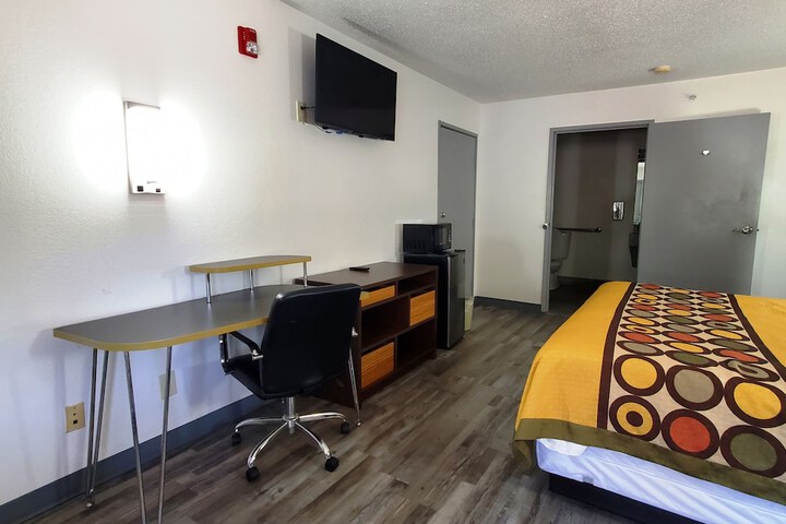 1 King Bed (6 of 11)