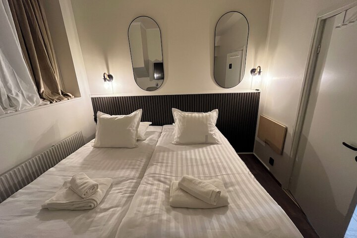 Room 12 of 27