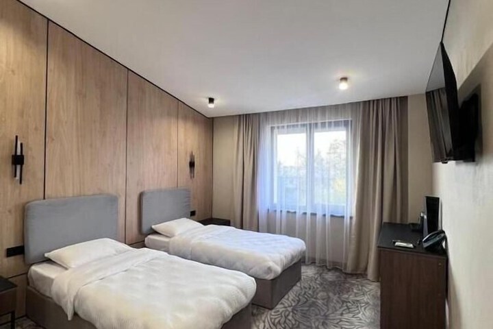 Room 13 of 33