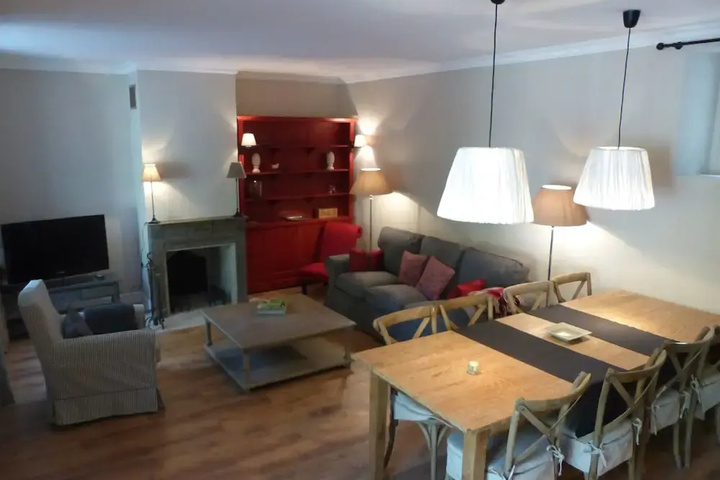 Room 4 of 9