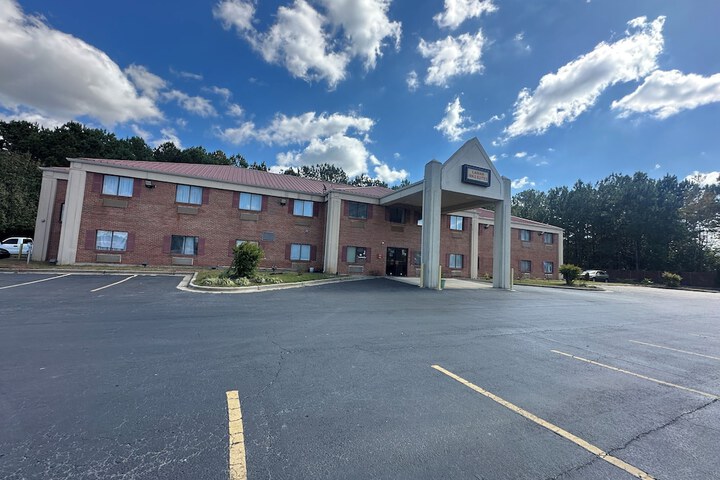 Exterior of Budget Inn Hwy 41
