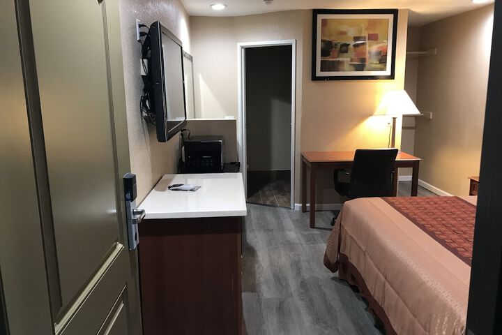 Room 15 of 33