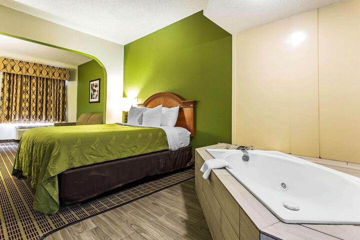 1 Queen Bed (2 of 17)