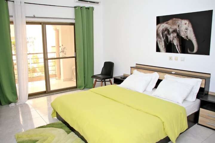 Room 8 of 10