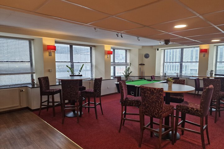 Lounge 65 of 83