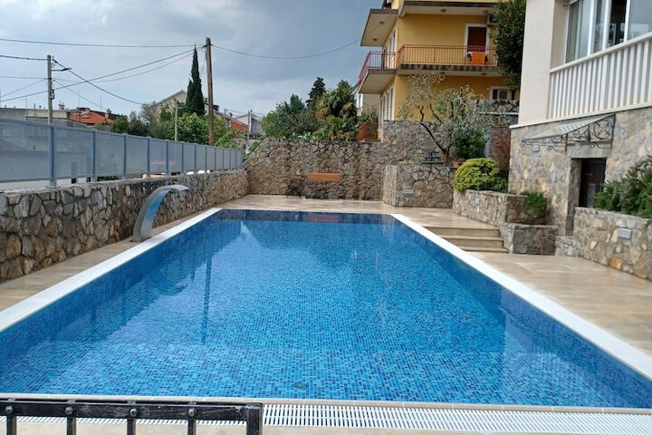 Pool 62 of 104
