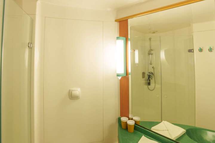 Room 6 of 28