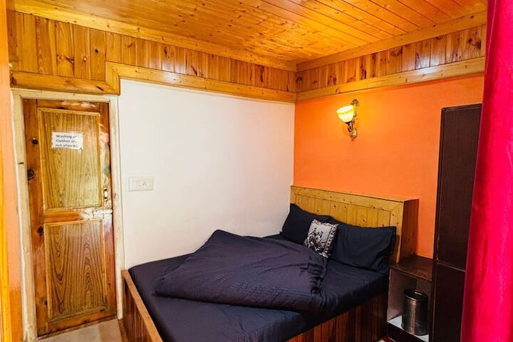 Room 6 of 28