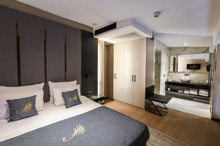 Room 16 of 80