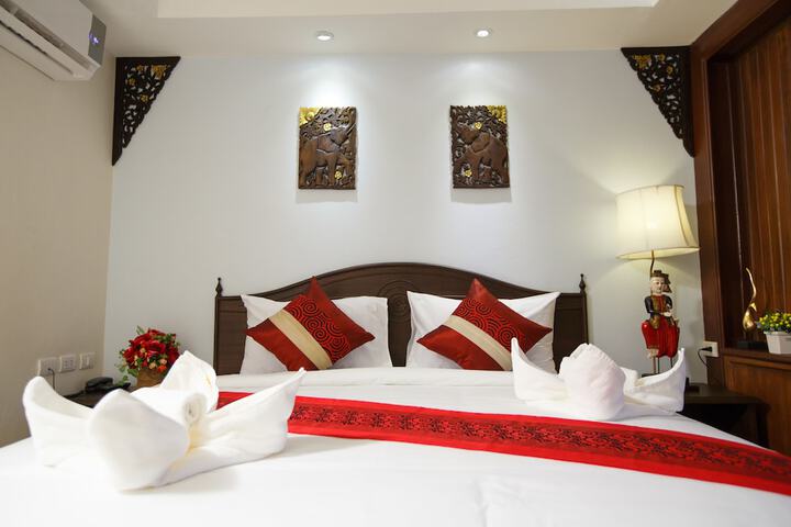 Room 10 of 32