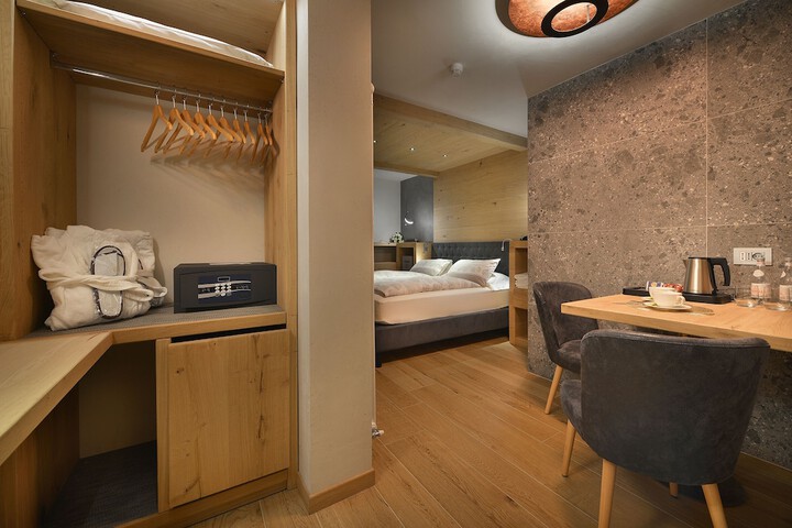 Room 30 of 211