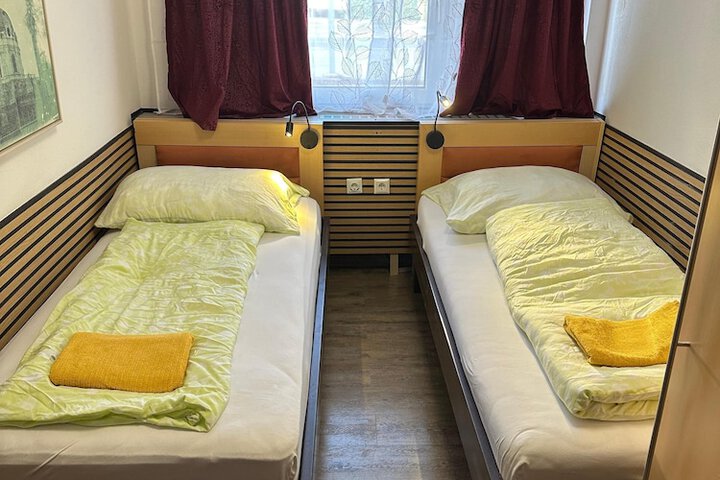Room 9 of 25