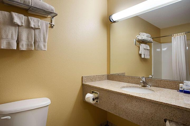 Suite 1 King Bed 2nd Bd Sofa Business Suite Microfridge Full Breakfast (2 of 7)