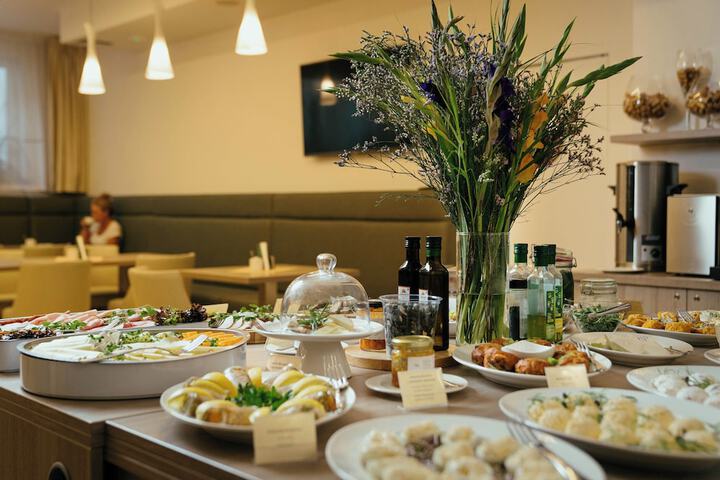 Dining 62 of 92
