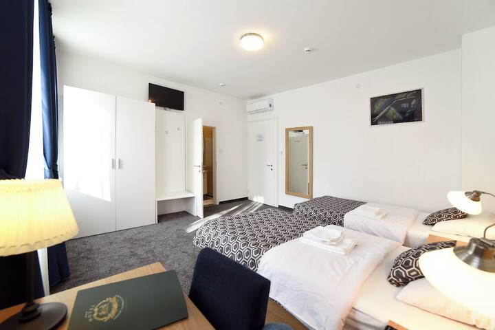 Room 21 of 39