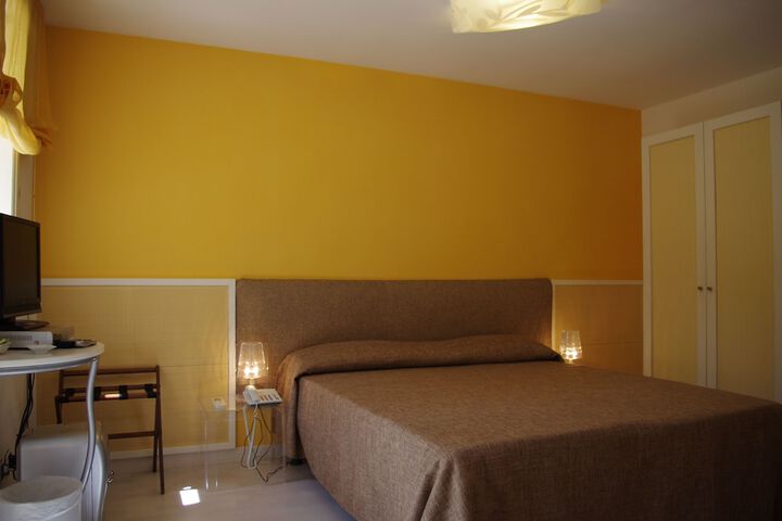 Room 4 of 85