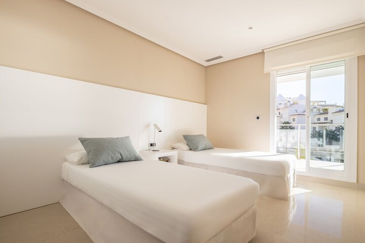 Room 3 of 27
