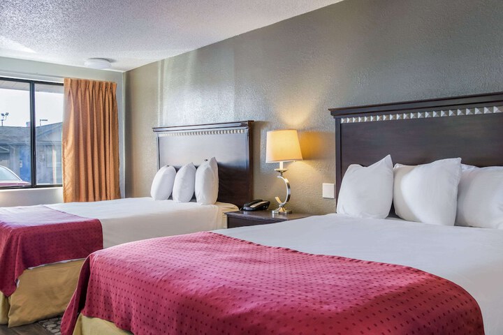 2 Queen Beds (7 of 7)