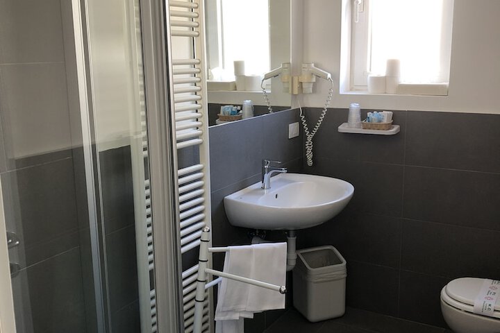 Room 16 of 50