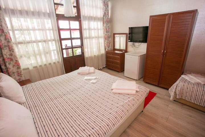 Room 3 of 27