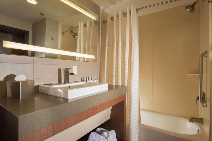 2 Queen Beds (6 of 8)