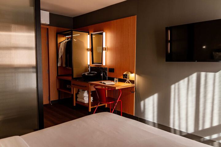 Room 28 of 77