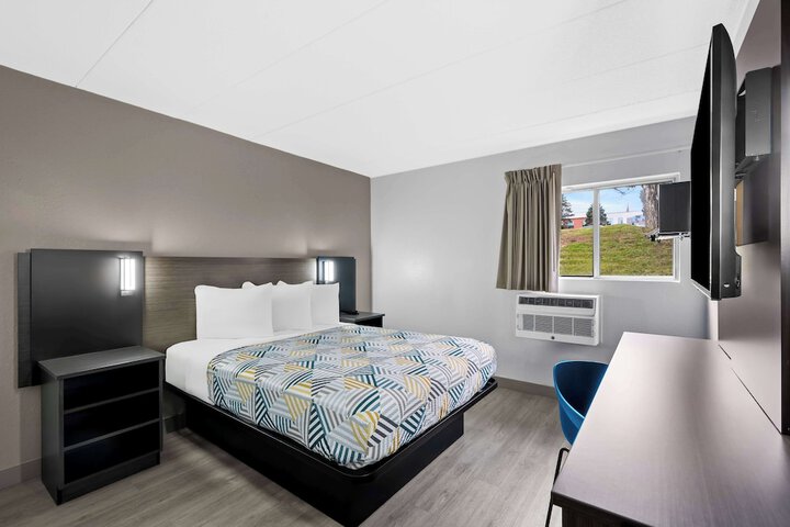 1 Queen Bed (1 of 18)
