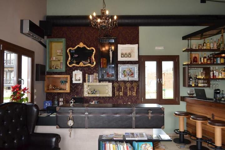 Lounge 20 of 22