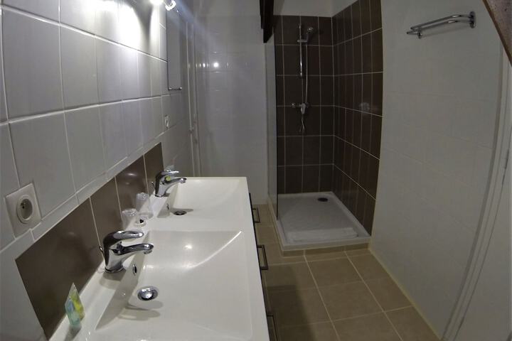 Room 13 of 27