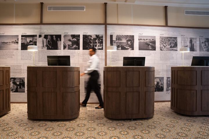 Check-in/check-out kiosk