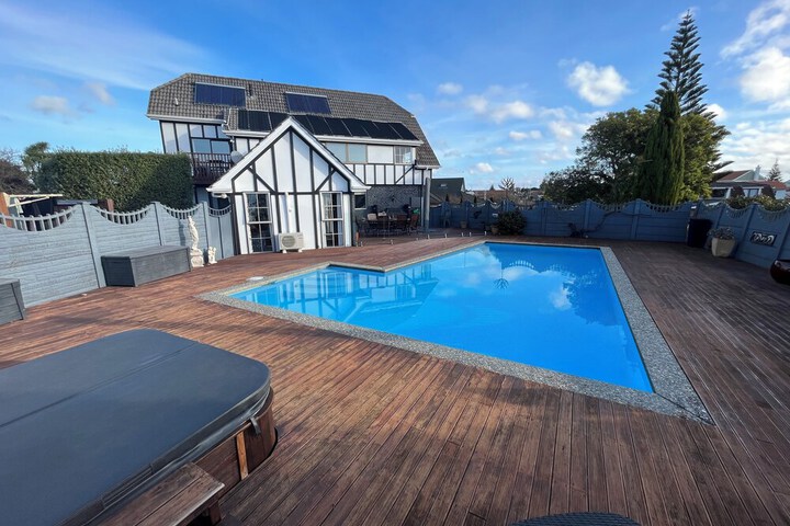 Pool Hotel