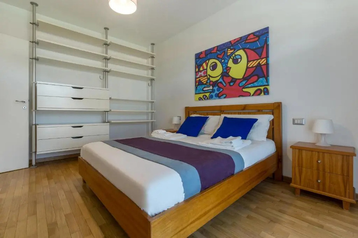 Room 6 of 13