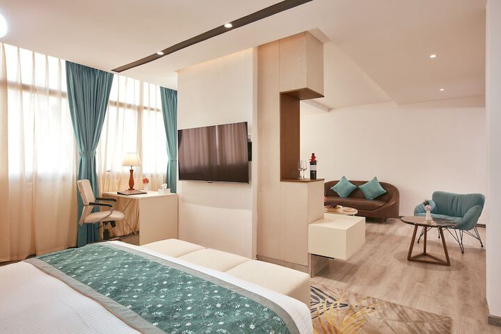 Room 10 of 28