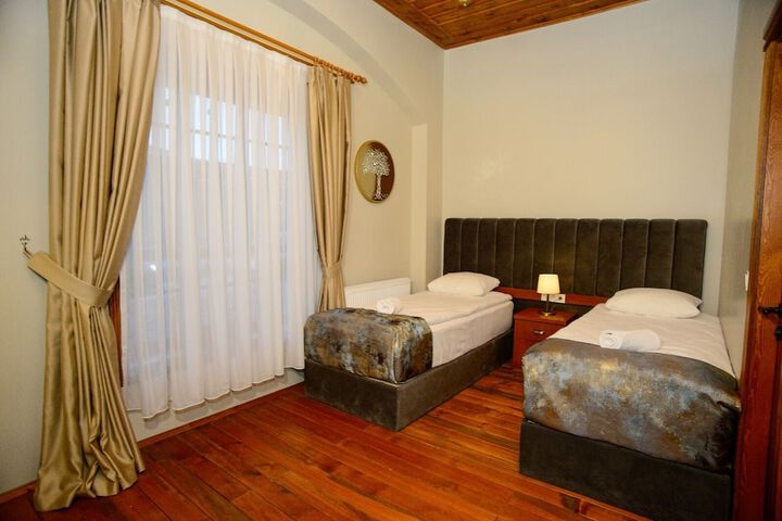 Room 12 of 27
