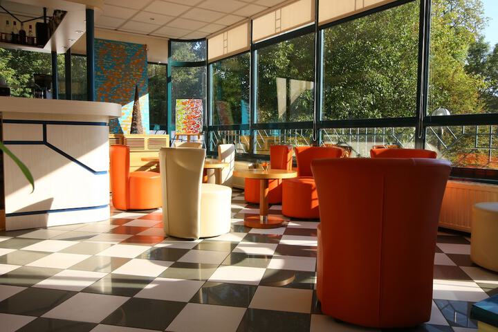 Lounge 14 of 22