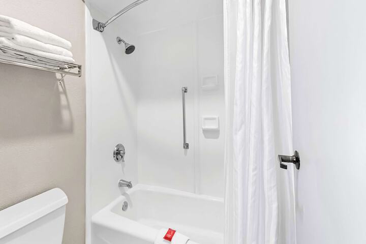 2 Double Beds Pet Friendly Room, Microwave and Refrigerator WiFi Full Breakfast (8 of 11)