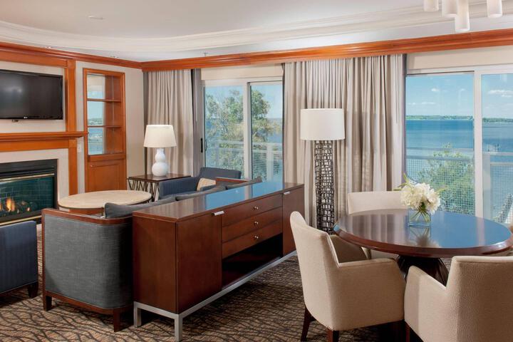 Suite 1 King Bed Petite Suite (1 of 7)